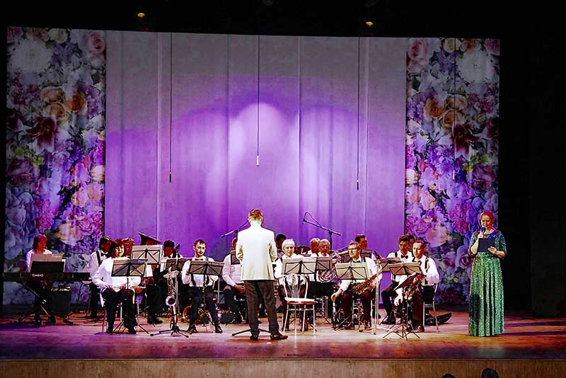 Выступление Концертно-духового оркестра города Чебоксары под управлением Владимира Петрова на концерте «Музыка экрана»