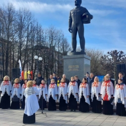 12 апреля – в День космонавтики  Хор Капеллы “Классика” принял участие в торжественном мероприятии у памятника  А.Г.Николаеву