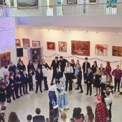 Молодежным балом для 54 школы завершился  марафон предновогодних балов