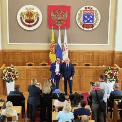 Владимиру Петрову вручили документы о присвоении почетного звания «Заслуженный артист Чувашской Республики”