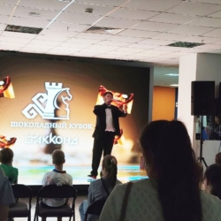 Василий Федоров выступил с концертной программой на  «Шоколадном кубке» по шахматам