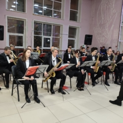 Выступление Концертно-духового оркестра с программой ко Дню матери в ДК им.Хузангая