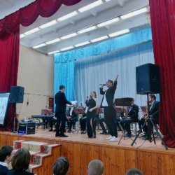 Артисты Концертно-духового оркестра радуют школьников новыми программами