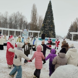 Хор Дедов Морозов и Снегурочек выступил для чебоксарцев и гостей столицы Чувашии