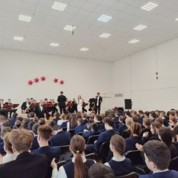 Капелла Классика» подарила  школьникам предновогодний концерт