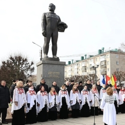 Звёздная музыка у подножия памятников